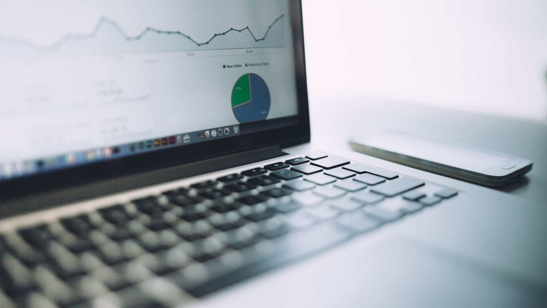 Un tableau de bord d'analyse sur un ordinateur portable